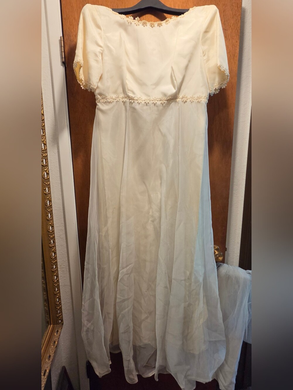 Elegant Cream Handmade Vintage Luxury Wedding Daisey Trim Dress Sz12 - Picture 2 of 13